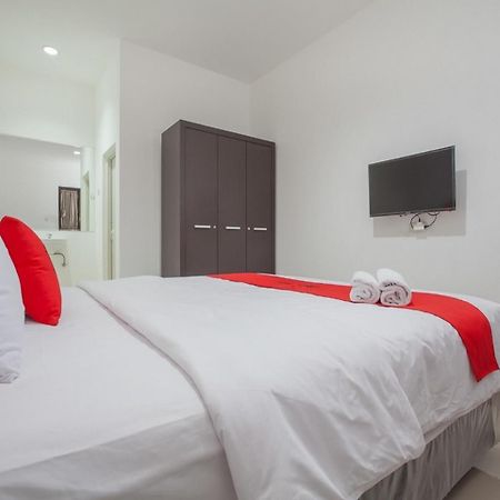 Hotel RedDoorz @ Kertajaya Surabaya Exterior foto