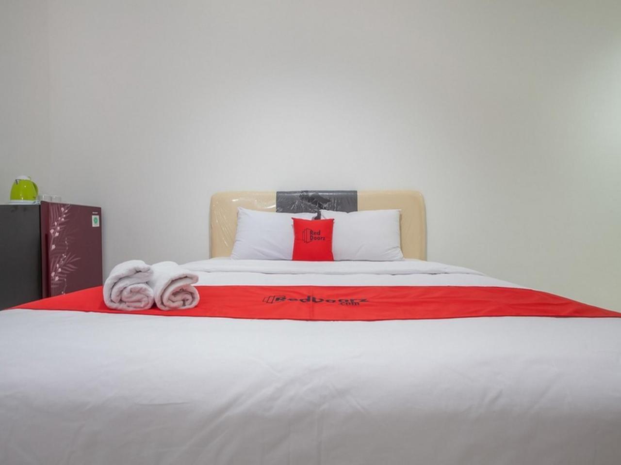 Hotel RedDoorz @ Kertajaya Surabaya Exterior foto